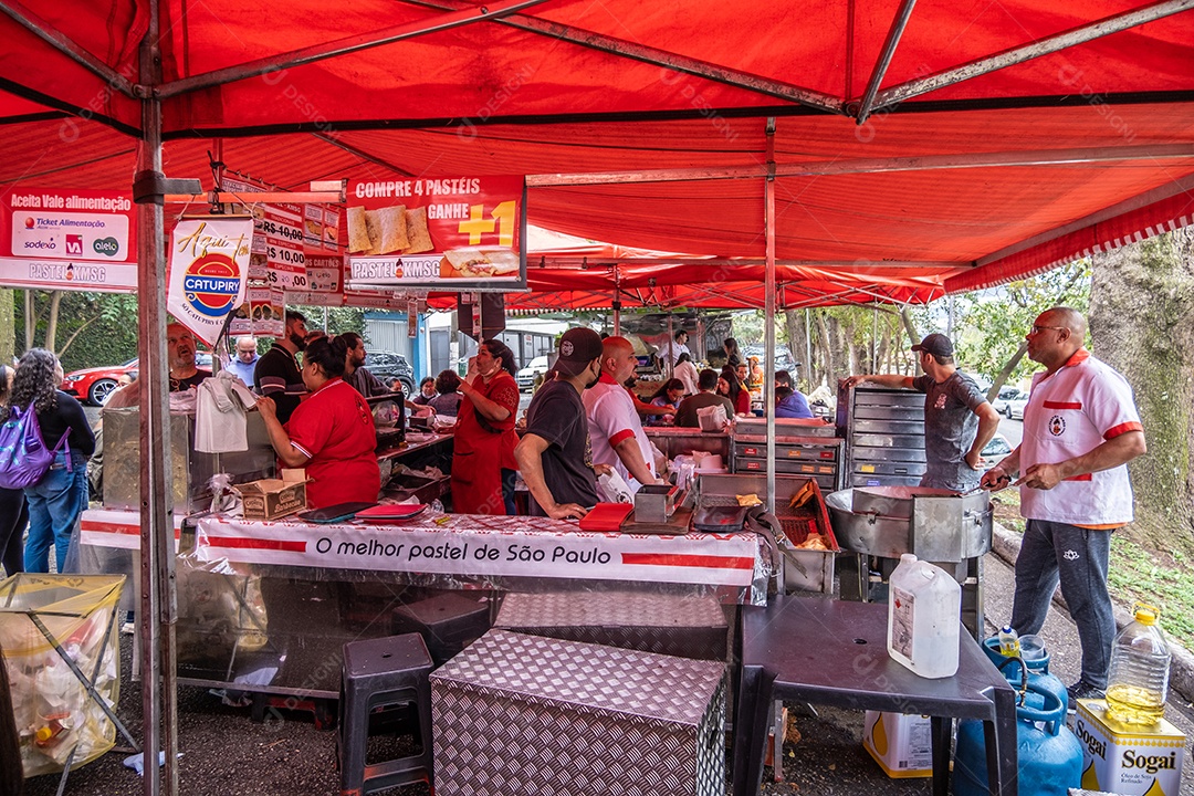 Pessoas comendo comida tradicional brasileira