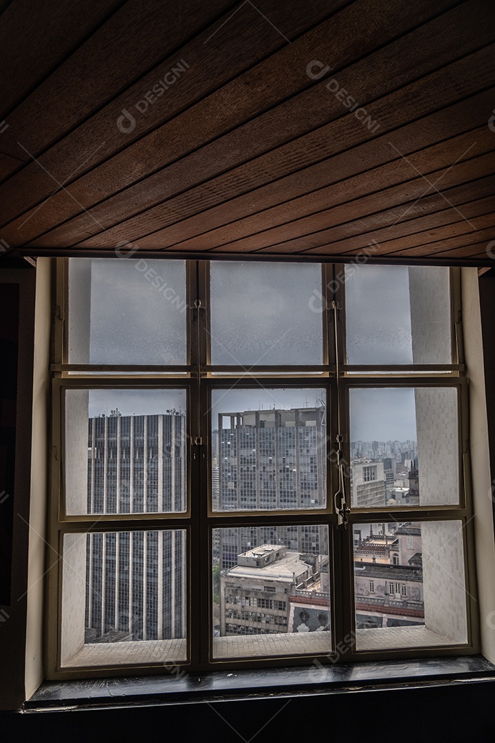 Vista de prédios no centro de São Paulo através de uma janela