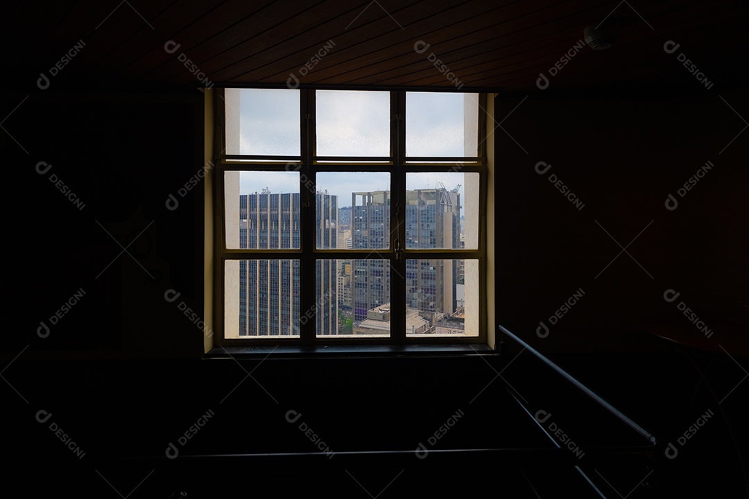 Vista de prédios no centro de São Paulo através de uma janela