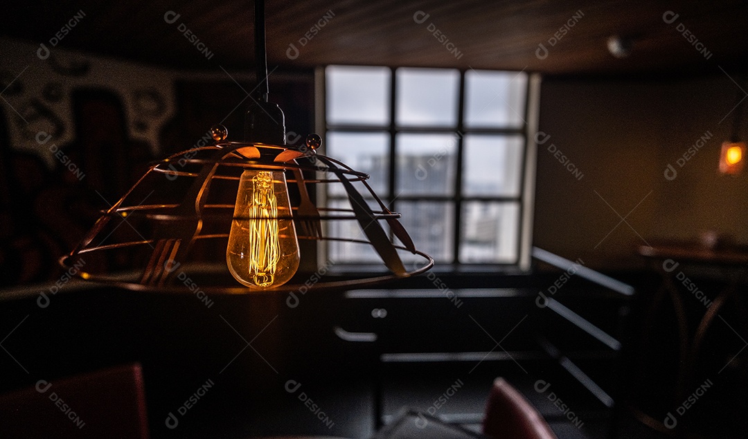 Janela e lâmpada uma sala com vista de prédios no centro da cidade de São Paulo