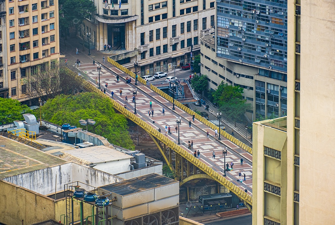Vista aérea de pessoas atravessando o viaduto Santa Ifigênia