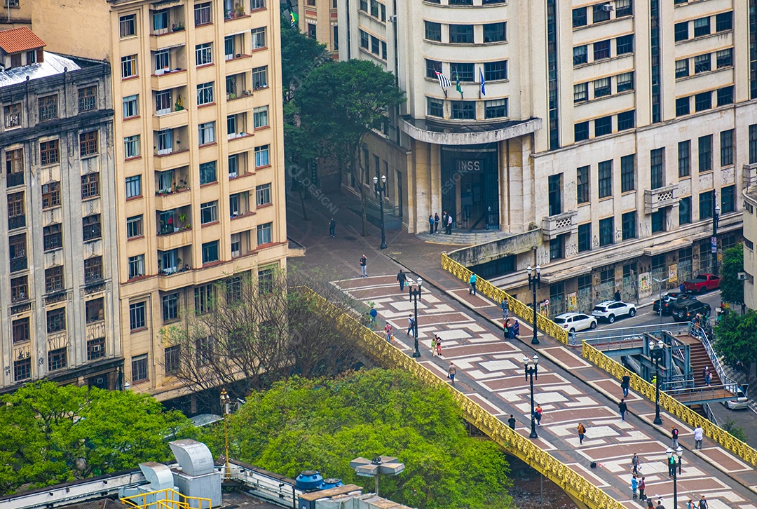 Vista aérea de pessoas atravessando o viaduto Santa Ifigênia