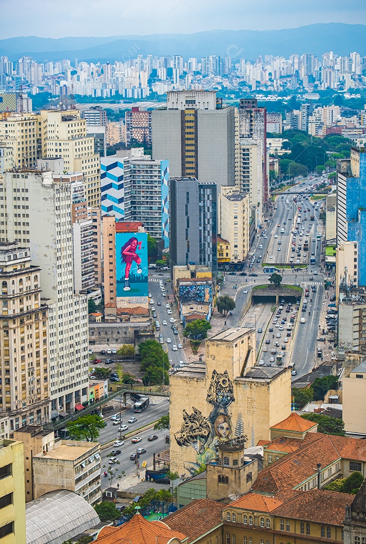 Vista aérea de edifícios e avenida no centro da cidade de São Paulo