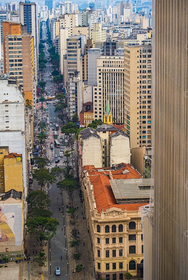 Vista aérea de edifícios e avenida no centro da cidade de São Paulo