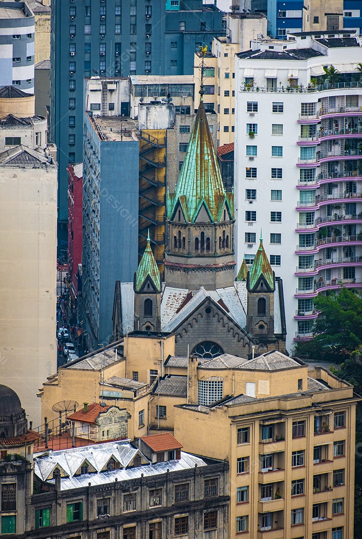 Vista da cúpula da igreja e dos edifícios do centro de São Paulo através de uma janela