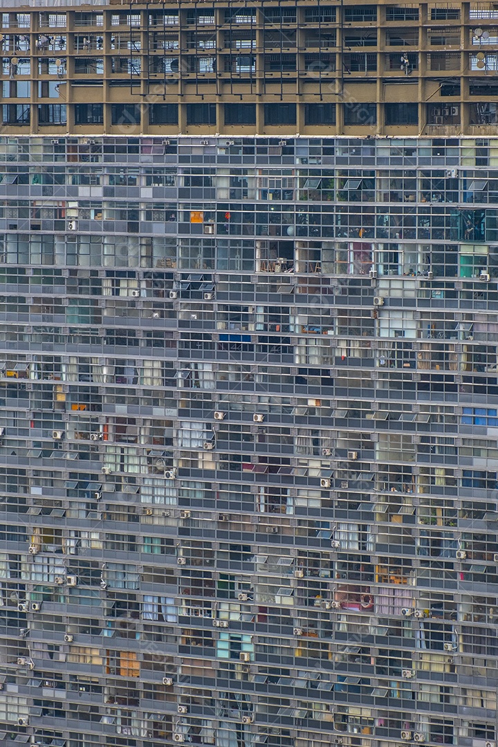 Vista aérea aproximada de um enorme edifício residencial no centro de São Paulo