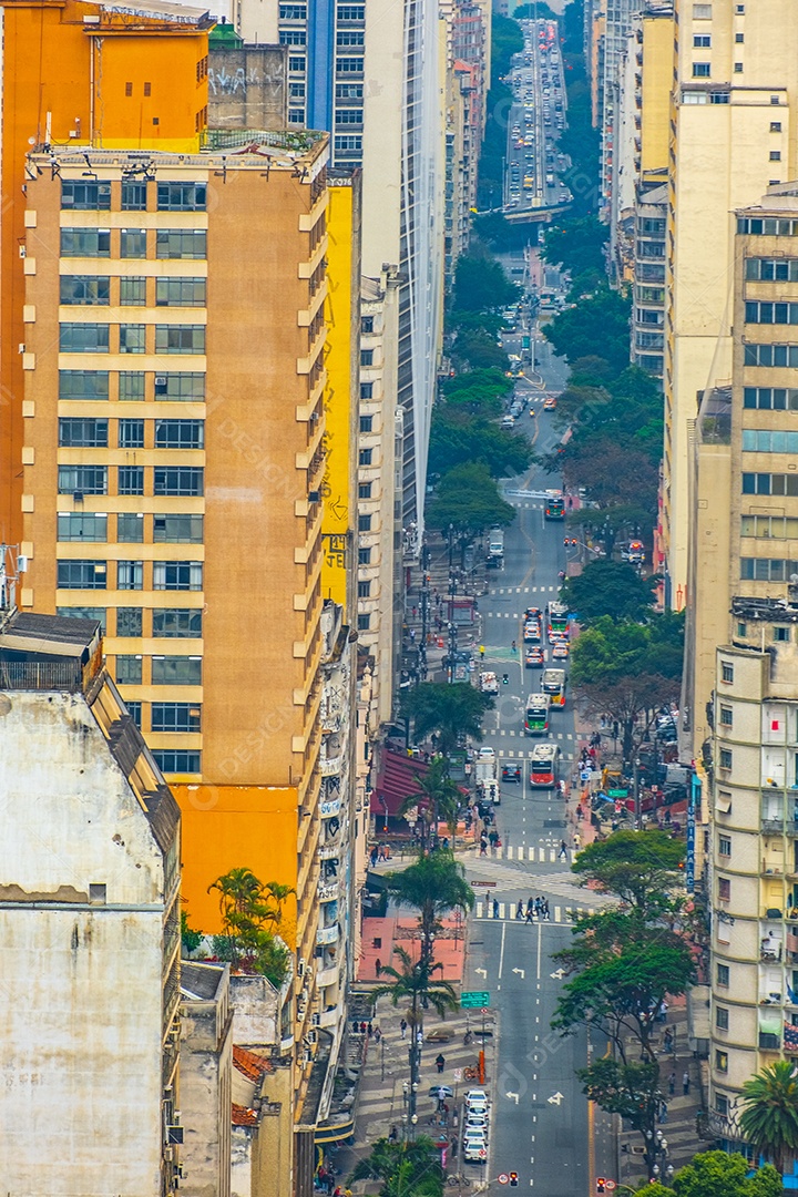 Vista aérea de edifícios e avenida no centro da cidade de São Paulo