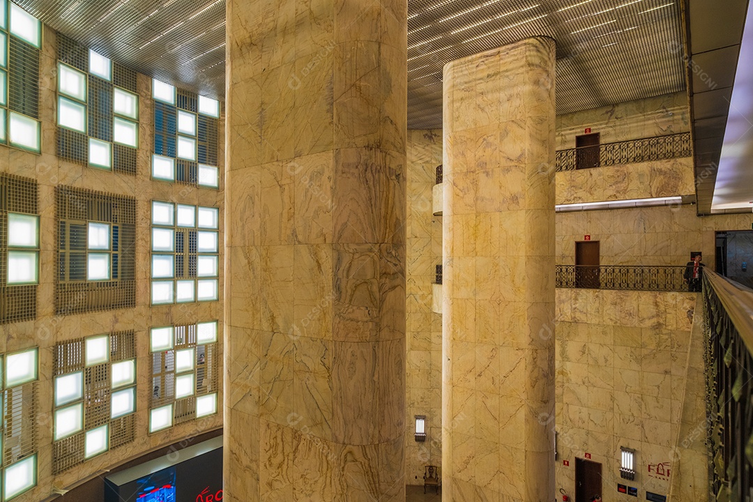 Salão do famoso edifício do centro da cidade Farol Santander