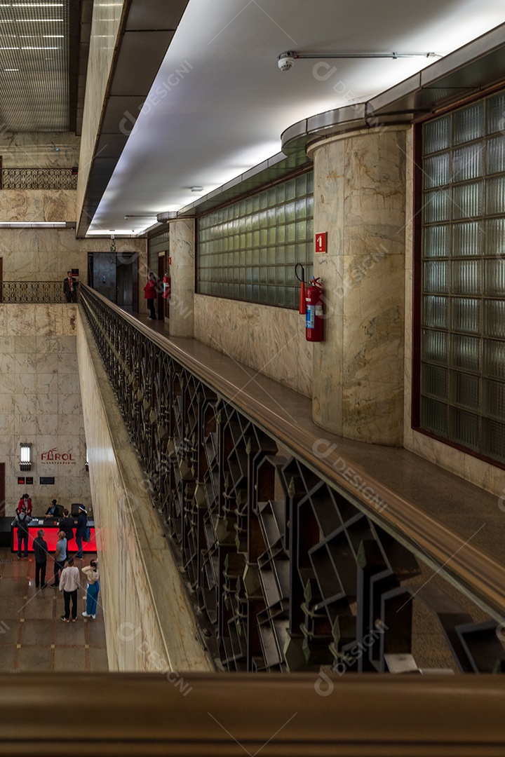 Corredor do salão famoso Farol Santander