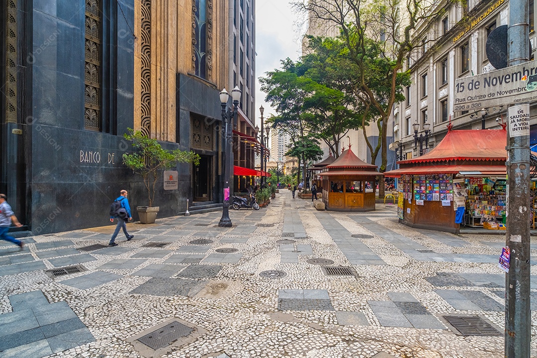 Rua quiosques e prédios no centro de São Paulo