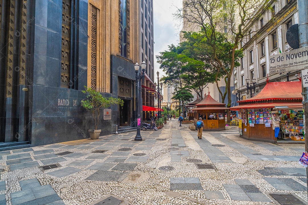 Ruas quiosques e prédios do centro de São Paulo