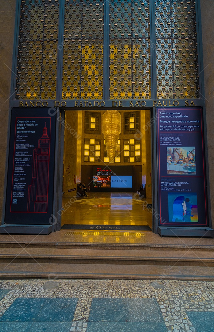 Salão do famoso edifício do centro da cidade Farol Santander