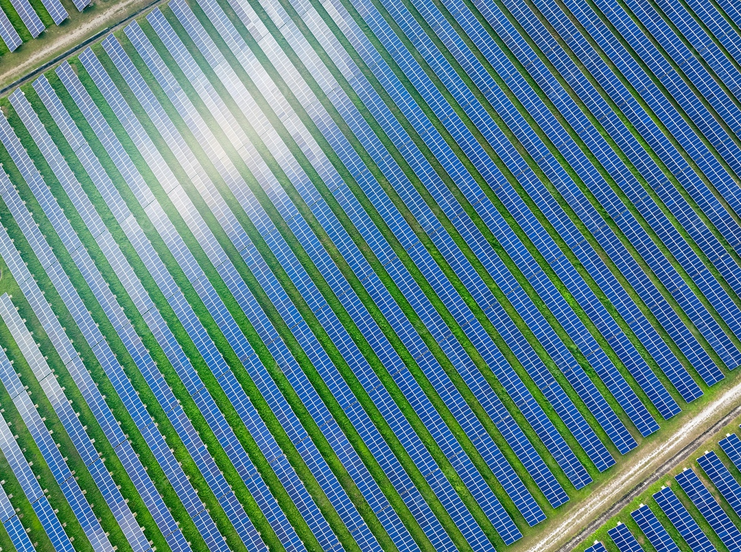 Vista aérea da fazenda solar. Energia solar para energia verde. Recursos sustentáveis.