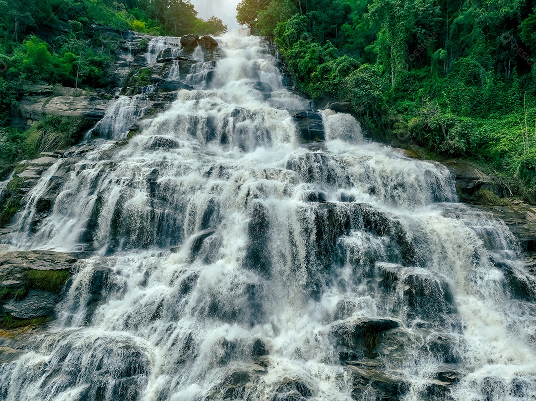Bela cachoeira em exuberante floresta verde tropical. Paisagem natural.