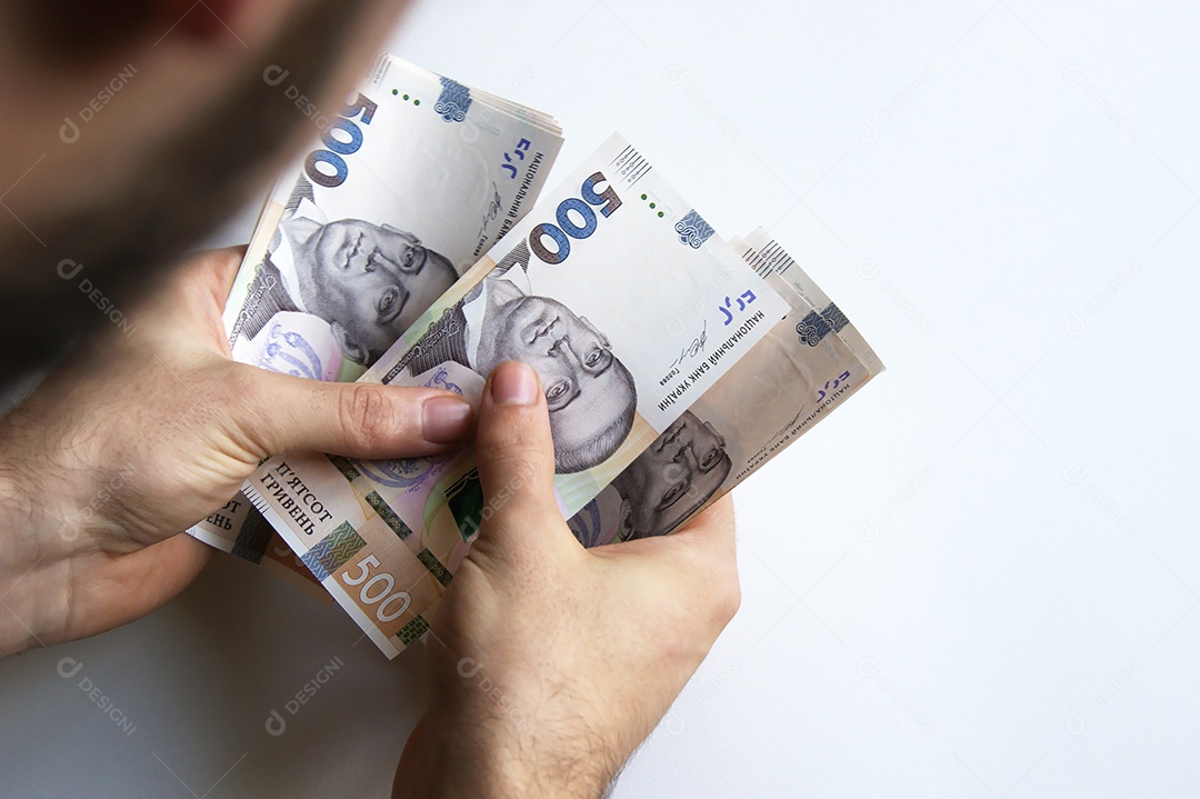 Homem contando seu dinheiro