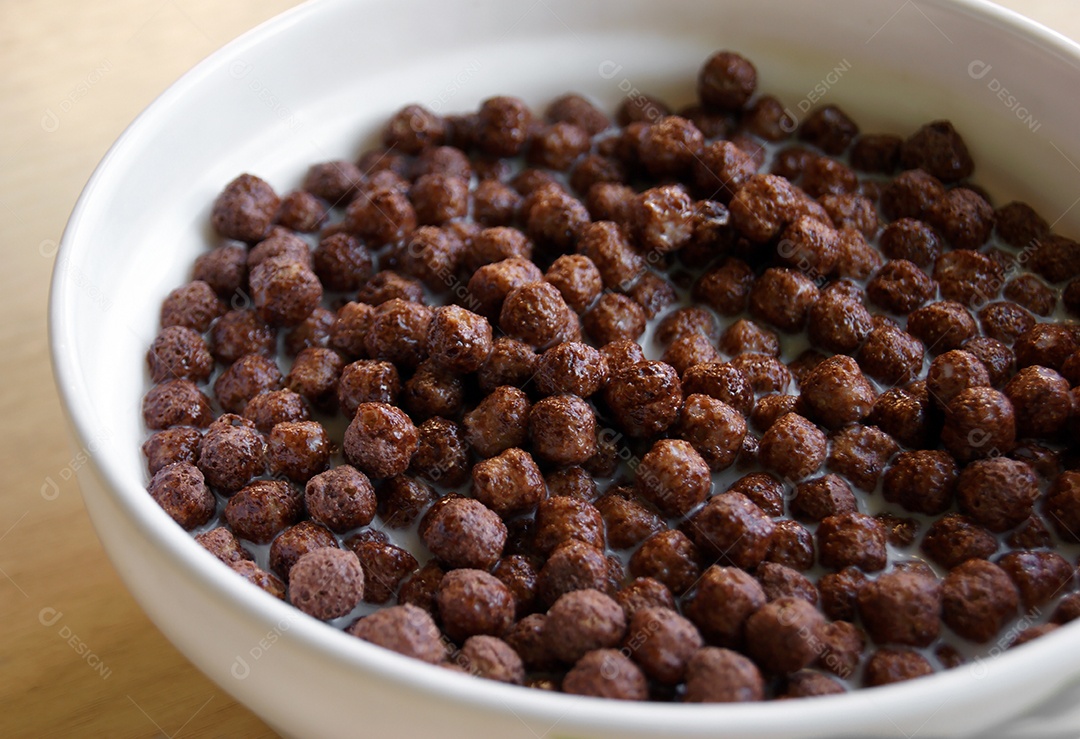 Tigela branca com leite e cereal de chocolate