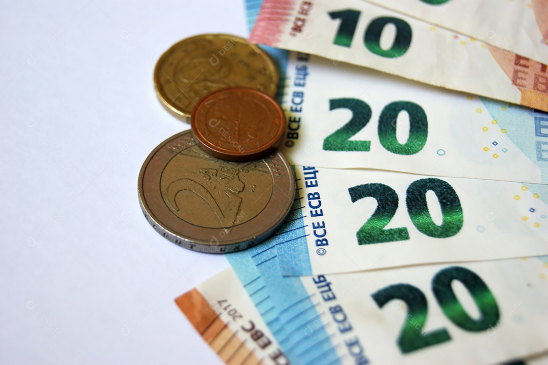 Algumas notas e moedas de euro