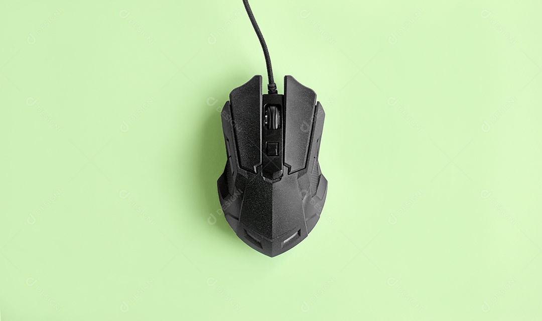 Mouse preto em fundo verde
