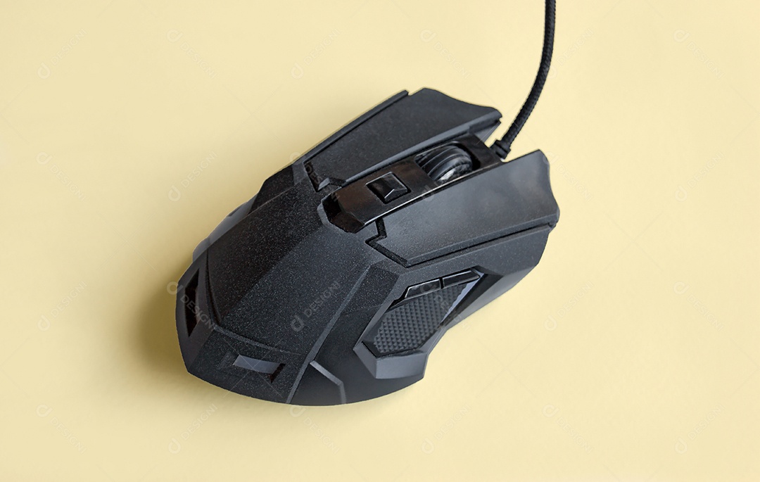 Mouse preto sobre fundo claro