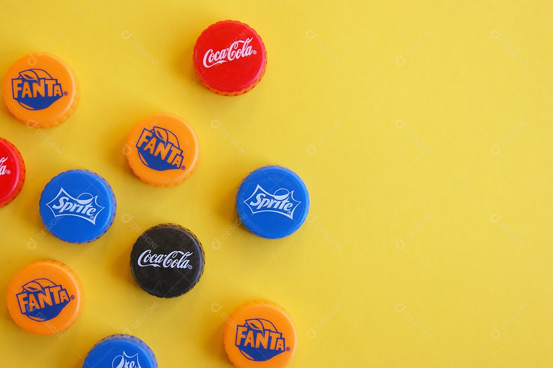 Tampas de garrafa pet variadas em fundo amarelo