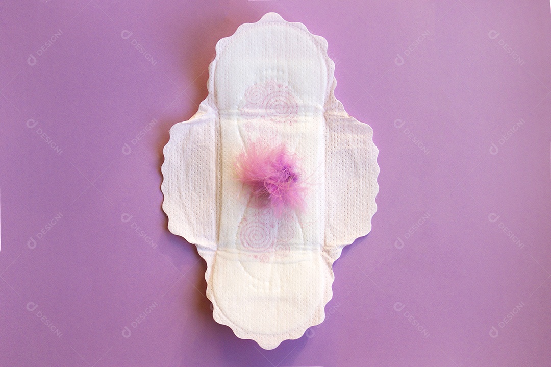 Os absorventes menstruais e tampões no calendário do período menstrual com fundo lilás.