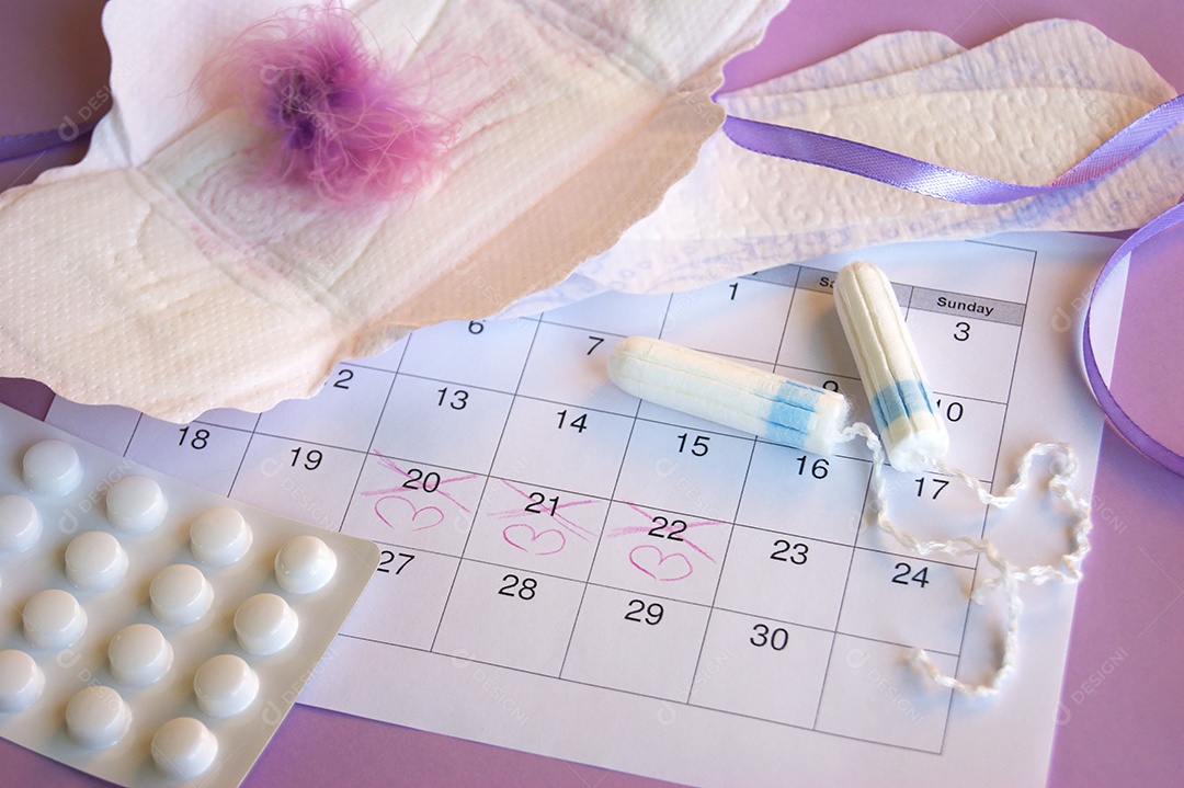 Os absorventes menstruais e tampões no calendário do período menstrual com fundo lilás.