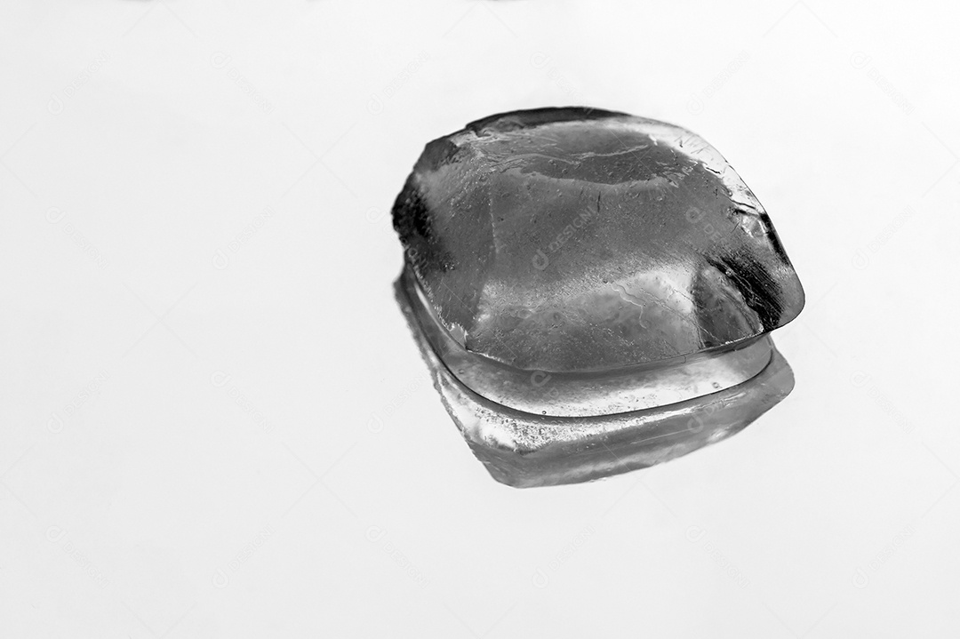 Pedaço de gelo derretido em um fundo branco