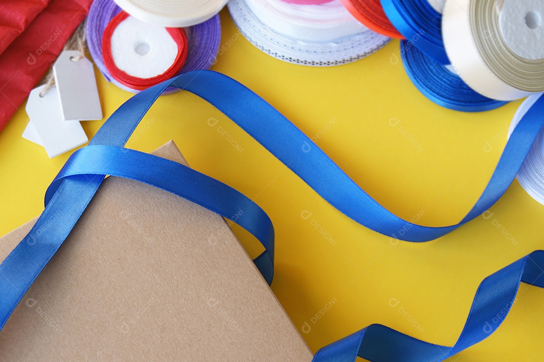 Caixa de presente simples com fitas coloridas ao redor