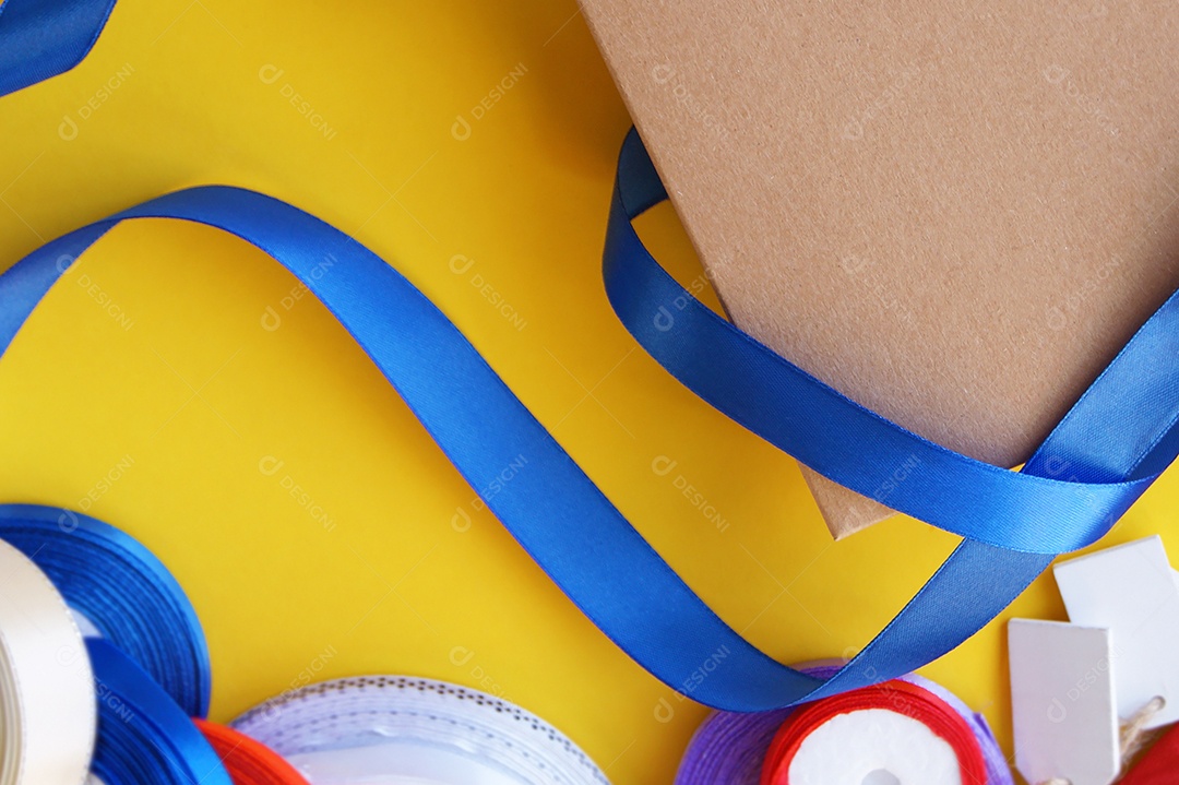 Caixa de presente e fitas enrolada