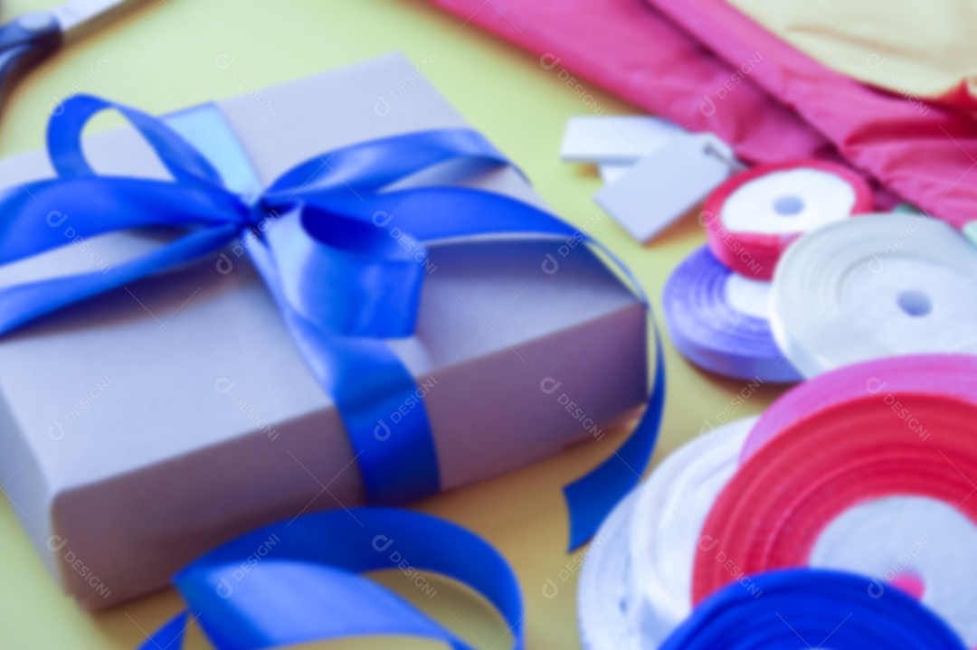 Caixa de presente simples com fitas coloridas ao redor