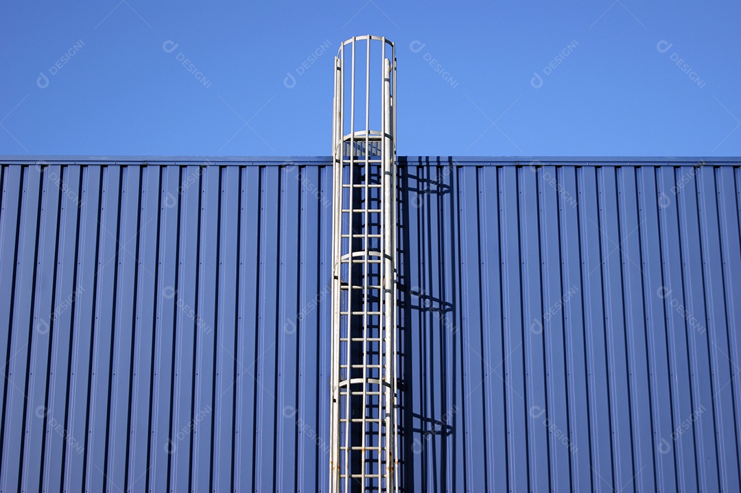 Revestimento de parede metálico com escadas para o telhado