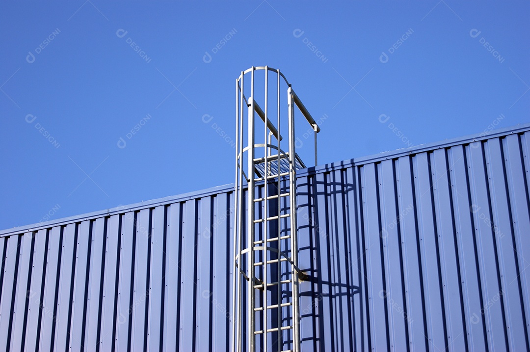 Revestimento de parede metálico com escadas para o telhado