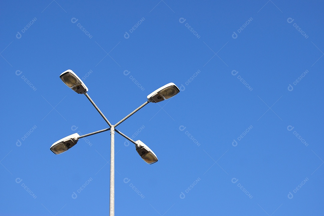 Poste de iluminação pública e céu azul