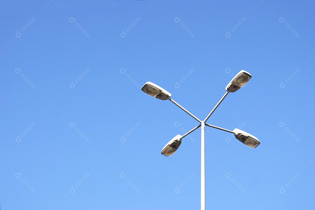 Poste de iluminação pública e céu azul