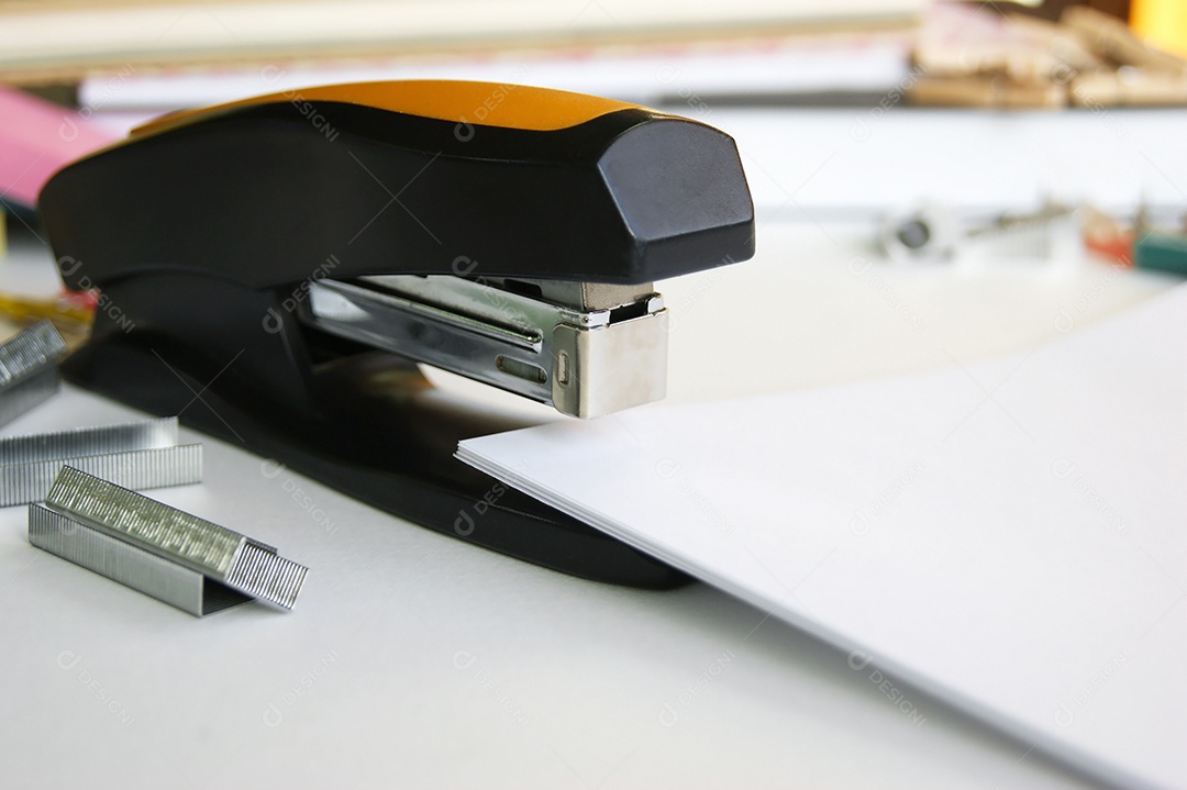 Grampeador de folhas e grampos