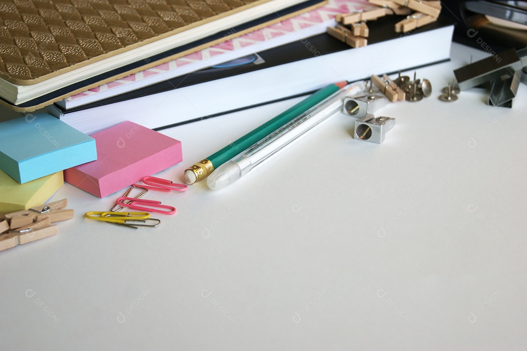 Cadernos livros e pequenos matérias