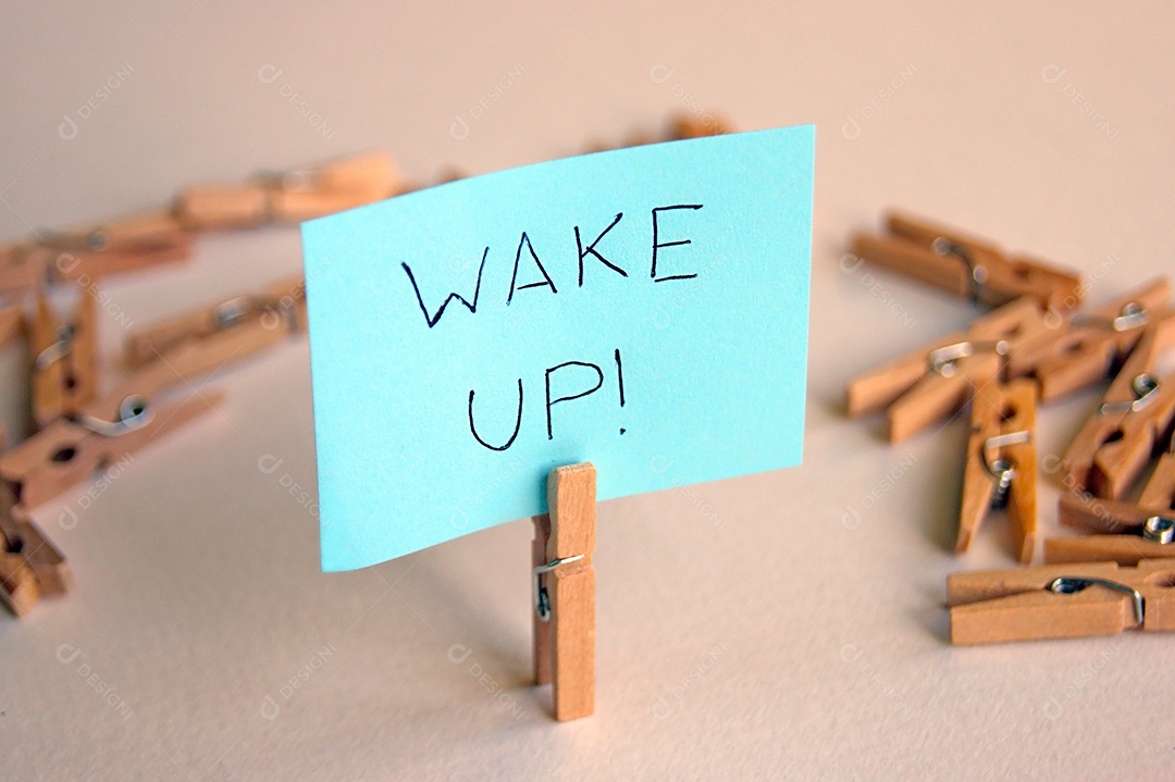 Prendedor com papel escrito e vários prendedor espalhados