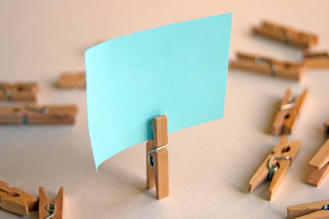 Prendedor com papel e mais prendedores espalhados