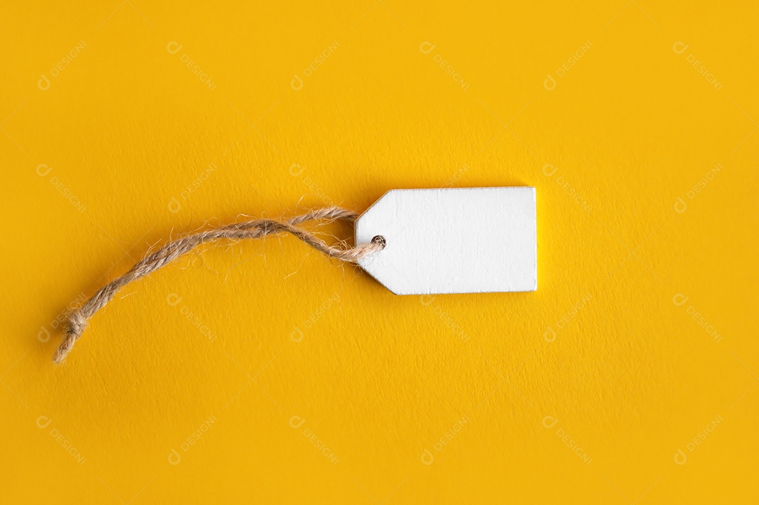 Preço ou etiqueta de madeira branca sobre fundo amarelo