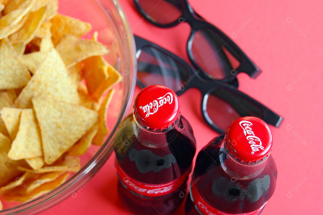 Nachos em tigela e coca cola gelada com óculos 3d