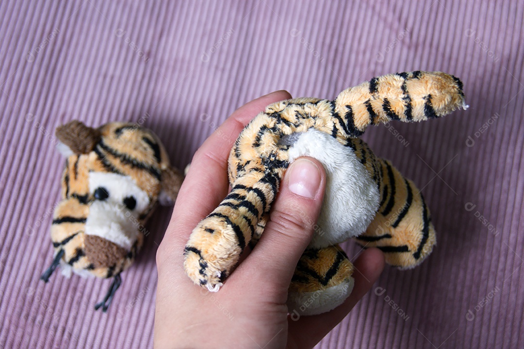 Tigre de pelúcia com cabeça rasgada