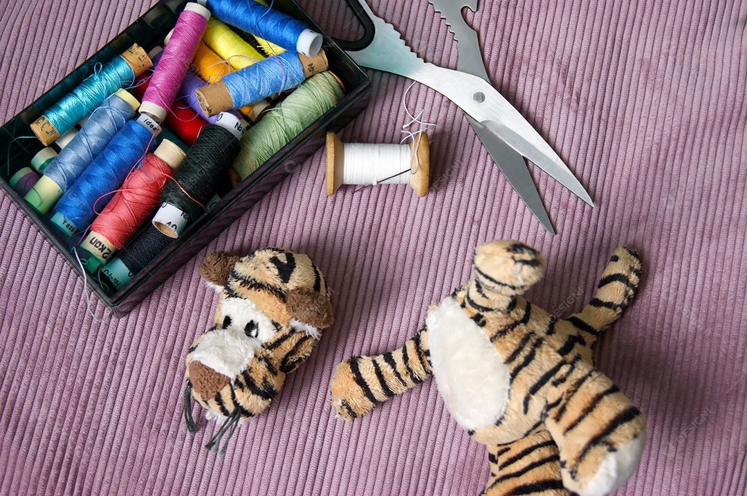 Brinquedo de pelúcia rasgado