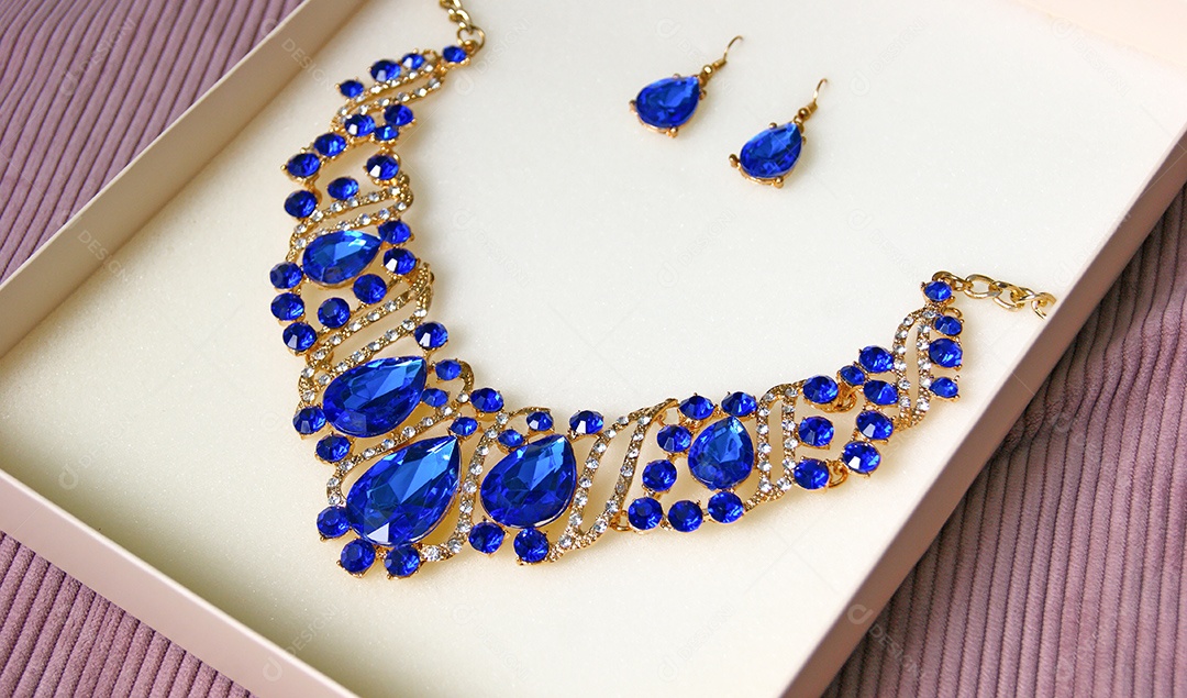 Caixa com brincos e colar de pedras safira