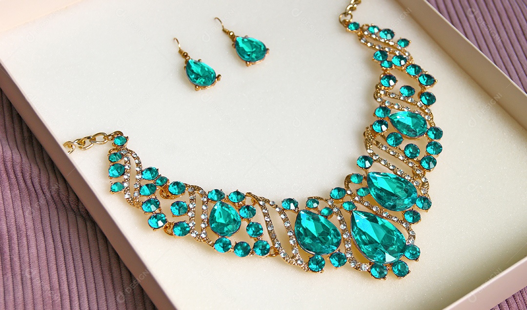 Caixa com colar e brincos  de pedras água-marinha