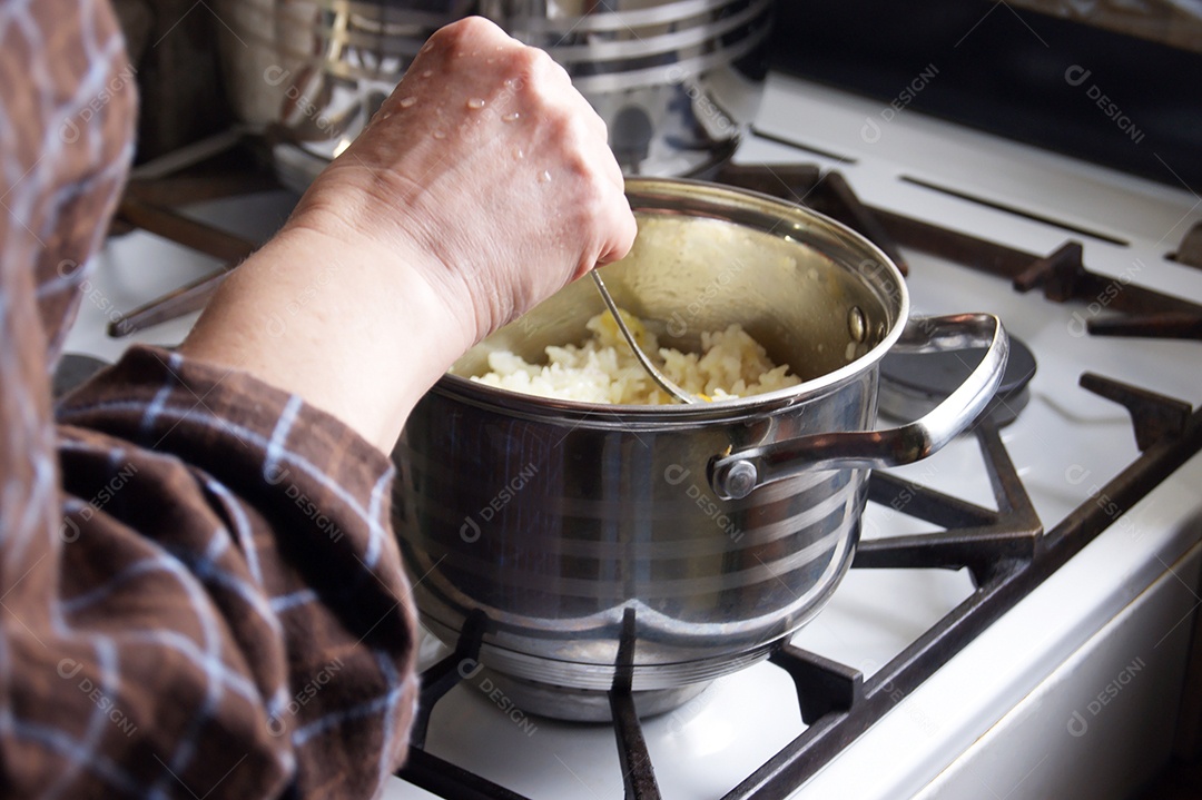 Mulher preparando comida caseira em fogão
