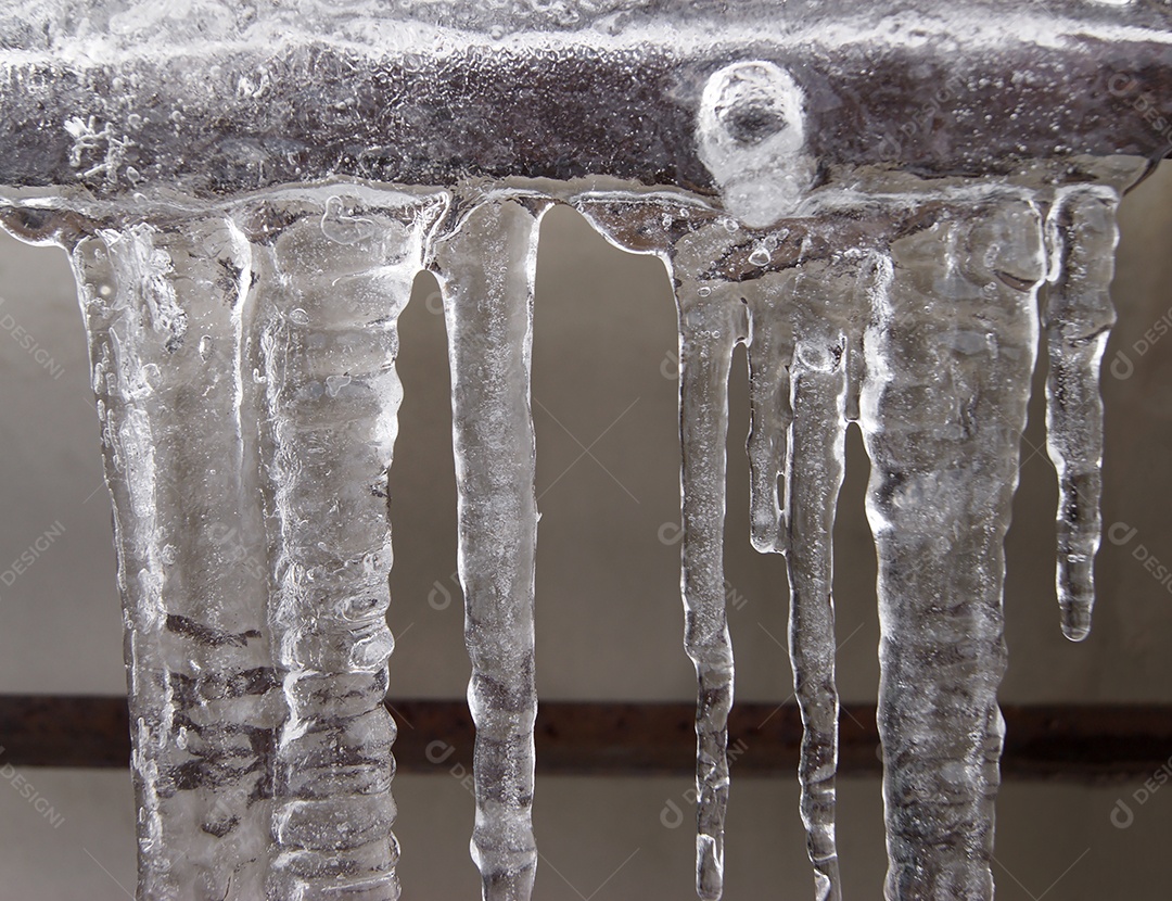 Pingentes de gelo em uma prateleira de metal