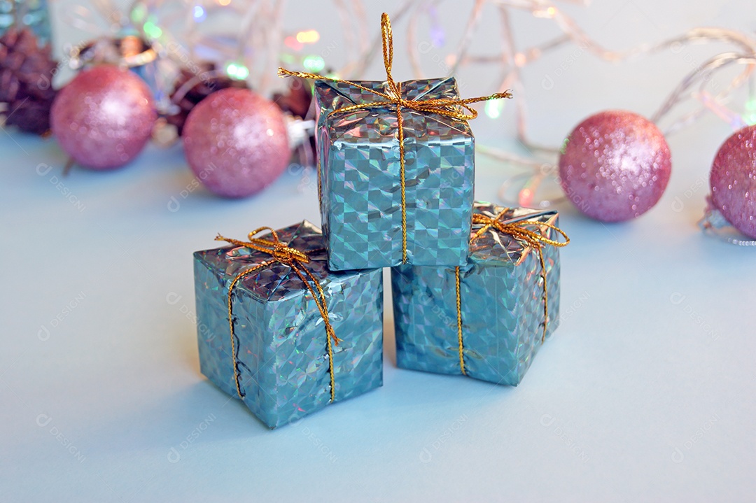 Caixa de presente decoração de natal sobree fundo claro