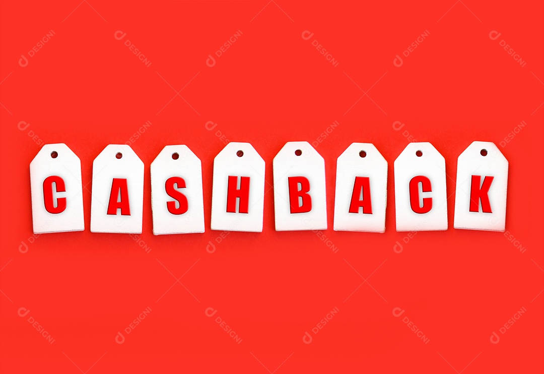 Oito etiquetas de madeira escrita sobre fundo vermelho