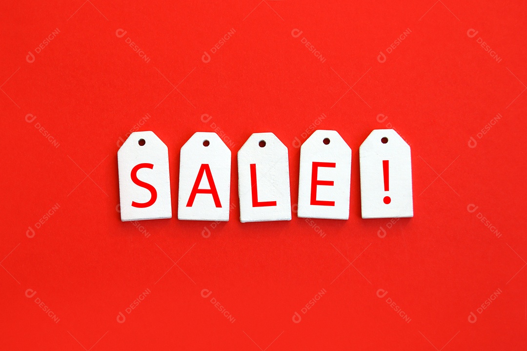 Etiquetas de madeira com a palavra venda