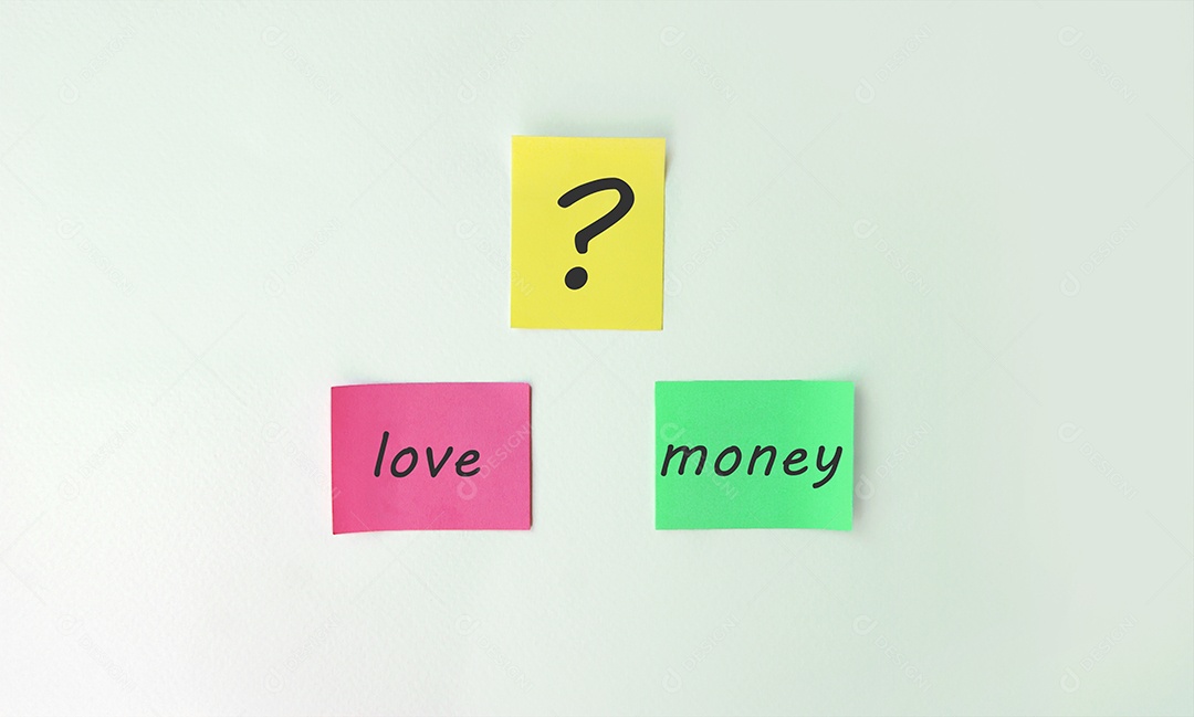 Post it coloridos escritos e pregados em fundo claro